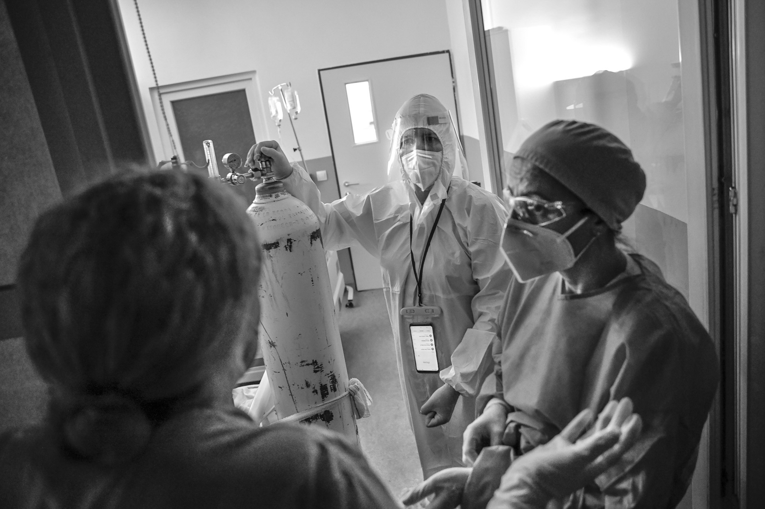 Dr. Lindita (qendër) diskuton mundësitë e përkujdesjes me pjesën tjetër të stafit mjekësor.