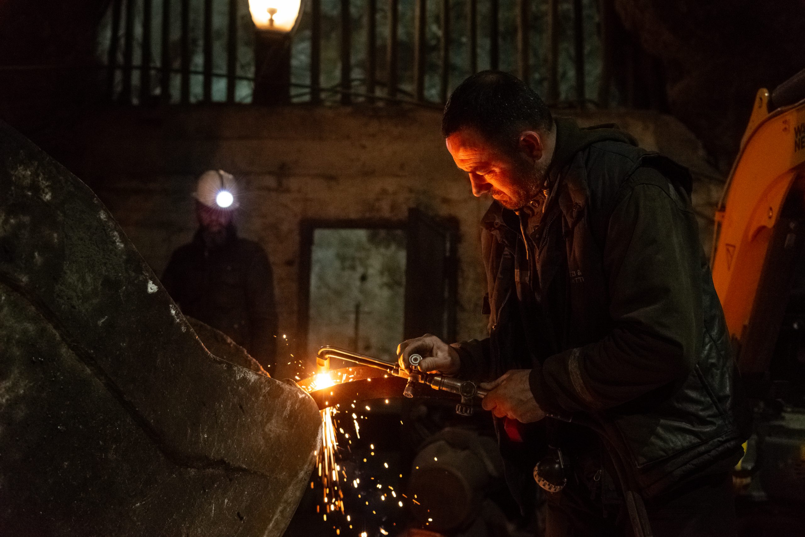 Mehaničari i kovači rade na popravci mašina na 10. podzemnom nivou rudarskih objekata Trepče u Starom Trgu.