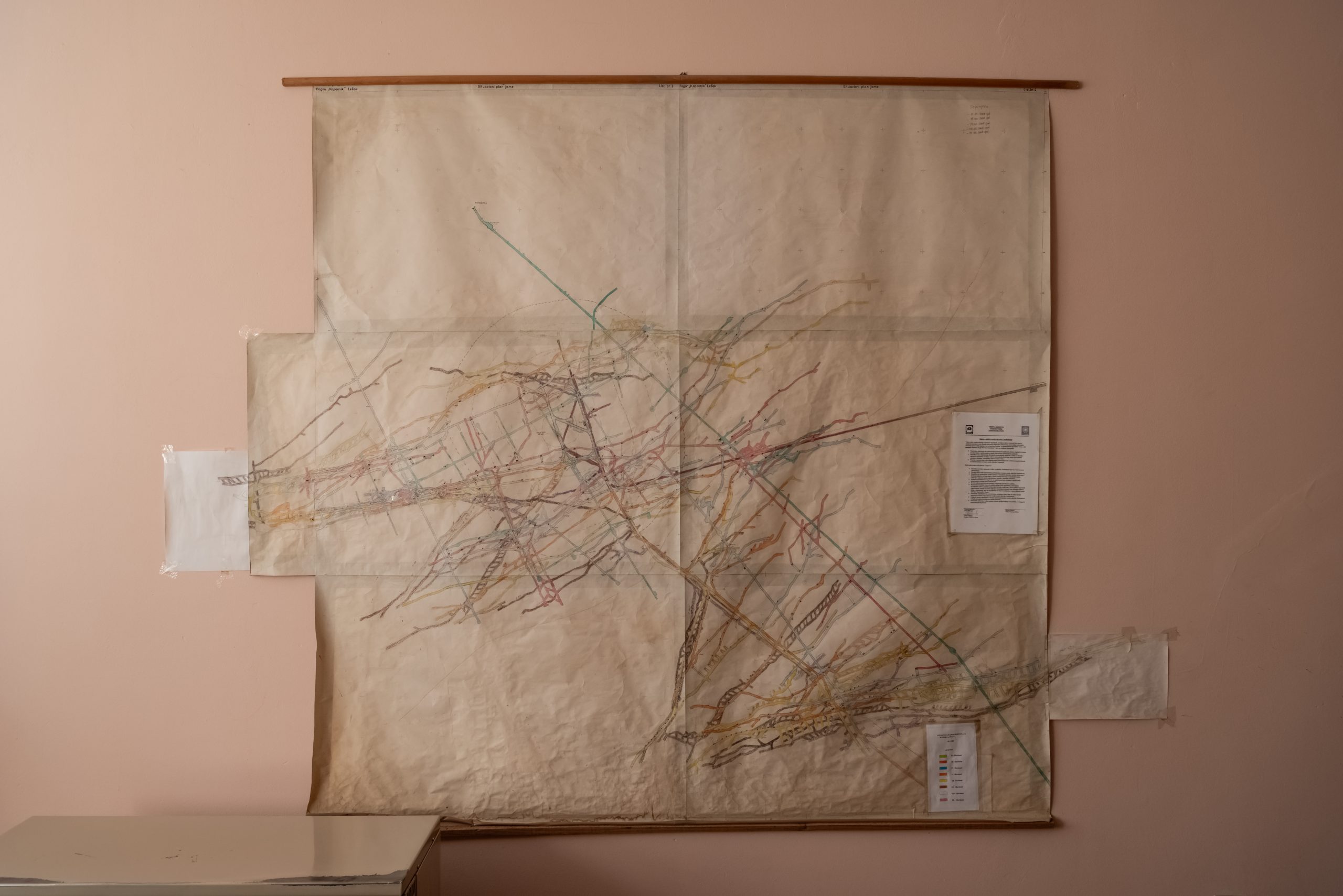 Mapa galerija sa devet nivoa srpskih rudnika Trepče u kancelariji direktora u Crncu.