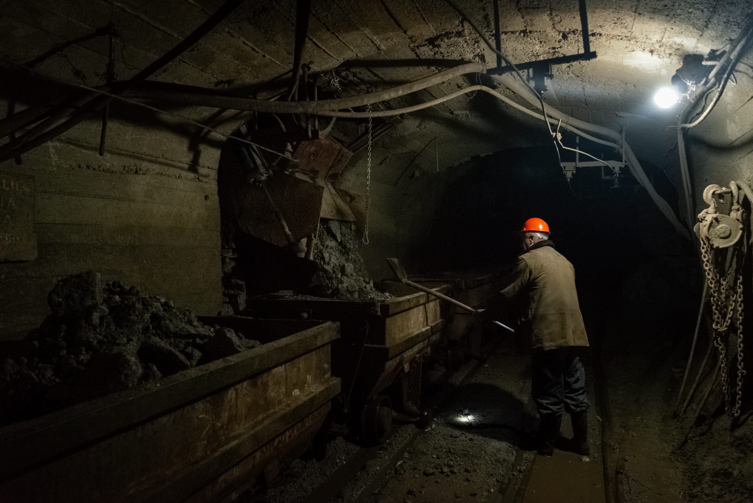 Nadzornik proverava utovar kolone vagona u rudniku Trepča u Crncu.