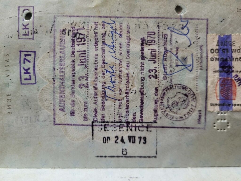 Viza në faqe të pasaportës së Zenunit. Teksti në gjermanisht. Shkruan se viza u lëshua më 23 qershor 1970.